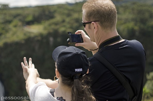 00-Casal-Fotografando-as-mãos-em-Cambará-do-Sul-RS-pessoaselugares.com_